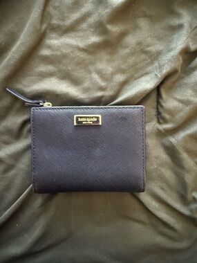 kate spade black saffiano zip bifold wallet with gold-tone logo